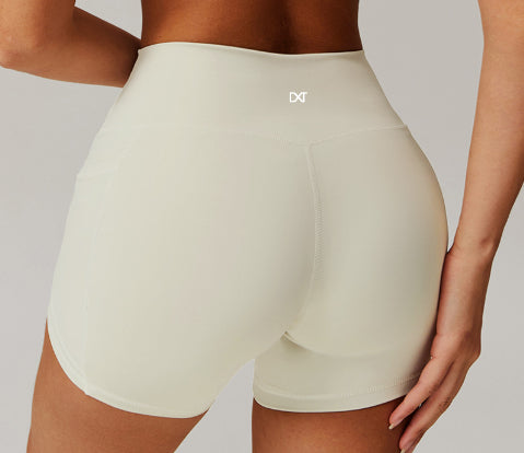 The Frame Pocket Shorts Cream